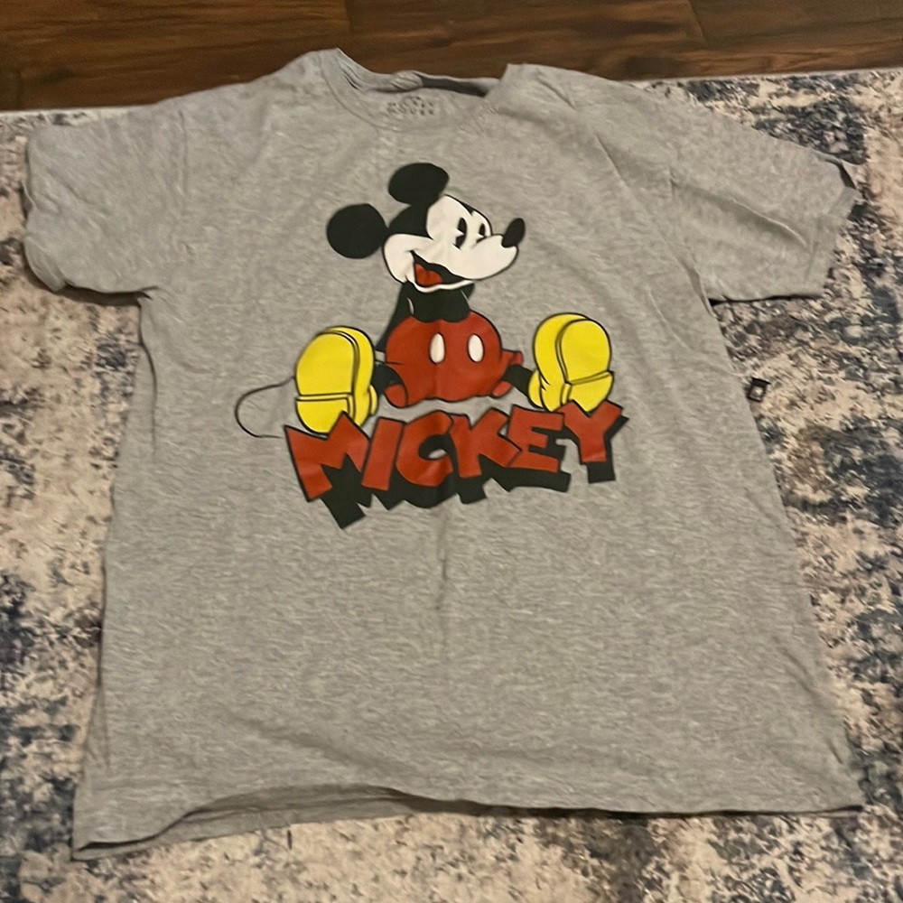 Gray shirt sleeve tee